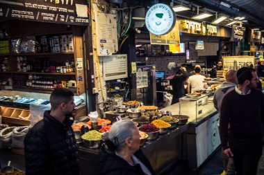 Kudüs, İsrail - 17 Şubat 2026 Mahane Yehuda 'da Yaşam ve Hareket, bu ikonik ve otantik yerde yerel kalabalığı, çeşitli karakterleri ve canlı şehir enerjisini gözler önüne seriyor..