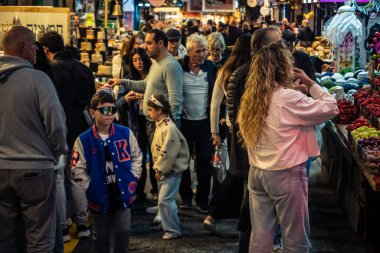 Kudüs, İsrail - 17 Şubat 2026 Mahane Yehuda 'da Yaşam ve Hareket, bu ikonik ve otantik yerde yerel kalabalığı, çeşitli karakterleri ve canlı şehir enerjisini gözler önüne seriyor..