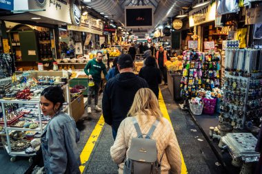 Kudüs, İsrail - 17 Şubat 2026 Mahane Yehuda 'da Yaşam ve Hareket, bu ikonik ve otantik yerde yerel kalabalığı, çeşitli karakterleri ve canlı şehir enerjisini gözler önüne seriyor..
