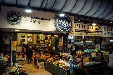 Kudüs, İsrail - 17 Şubat 2026 Mahane Yehuda 'da geleneksel dükkanların keşfi, bu ikonik bölgenin tarihi geçitlerinde renkli cepheler ve sanatsal görüntüler sergiliyor..