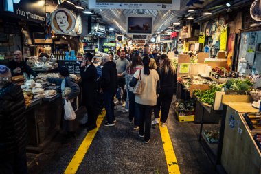 Kudüs, İsrail - 17 Şubat 2026 Mahane Yehuda 'daki ticaret sanatı, bu ikonik ve canlı mekan içinde tüccarların faaliyet, geleneksel hizmet ve otantik insan etkileşimini gözler önüne seriyor..