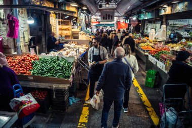 Kudüs, İsrail - 17 Şubat 2026 Mahane Yehuda 'da Yaşam ve Hareket, bu ikonik ve otantik yerde yerel kalabalığı, çeşitli karakterleri ve canlı şehir enerjisini gözler önüne seriyor..