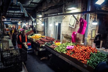 Kudüs, İsrail - 17 Şubat 2026 Mahane Yehuda 'da canlı bir taze meyve ve sebze gösterisi, bu ikonik ve otantik yerde mevsimlik hasat ve renkli bolluk sergileniyor..