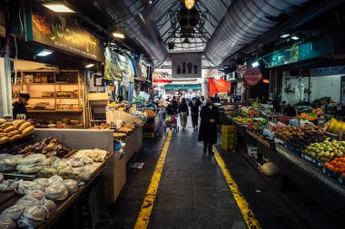 Kudüs, İsrail - 17 Şubat 2026 Mahane Yehuda 'nın tarihi sokaklarında yürüyüş, bu ikonik ve otantik yerin hareketli ruhlarını, işlek caddelerini ve kentsel mimarisini gözler önüne seriyor..