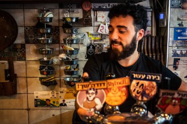 Kudüs, İsrail - 17 Şubat 2026 Mahane Yehuda 'daki ticaret sanatı, bu ikonik ve canlı mekan içinde tüccarların faaliyet, geleneksel hizmet ve otantik insan etkileşimini gözler önüne seriyor..