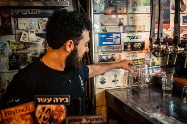 Kudüs, İsrail - 17 Şubat 2026 Mahane Yehuda 'daki ticaret sanatı, bu ikonik ve canlı mekan içinde tüccarların faaliyet, geleneksel hizmet ve otantik insan etkileşimini gözler önüne seriyor..