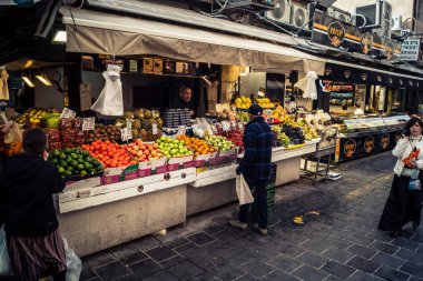 Kudüs, İsrail - 17 Şubat 2026 Mahane Yehuda 'daki ticaret sanatı, bu ikonik ve canlı mekan içinde tüccarların faaliyet, geleneksel hizmet ve otantik insan etkileşimini gözler önüne seriyor..