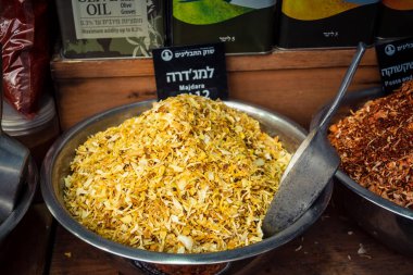 Kudüs, İsrail - 17 Şubat 2026 Mahane Yehuda Pazarı 'nda geleneksel baharatların keşfi, canlı renkler, egzotik dokular ve bu ikonik kentsel konumda aşçılık mirası sergileniyor.