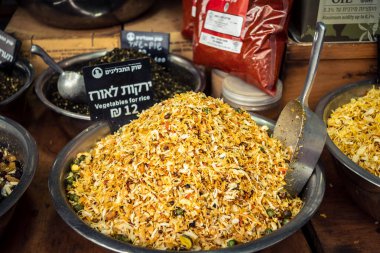 Kudüs, İsrail - 17 Şubat 2026 Mahane Yehuda Pazarı 'nda geleneksel baharatların keşfi, canlı renkler, egzotik dokular ve bu ikonik kentsel konumda aşçılık mirası sergileniyor.