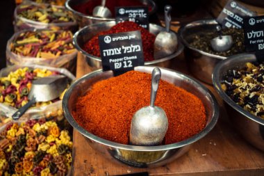 Kudüs, İsrail - 17 Şubat 2026 Mahane Yehuda Pazarı 'nda geleneksel baharatların keşfi, canlı renkler, egzotik dokular ve bu ikonik kentsel konumda aşçılık mirası sergileniyor.