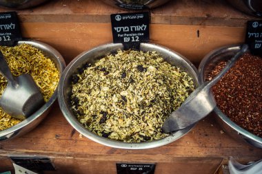 Kudüs, İsrail - 17 Şubat 2026 Mahane Yehuda Pazarı 'nda geleneksel baharatların keşfi, canlı renkler, egzotik dokular ve bu ikonik kentsel konumda aşçılık mirası sergileniyor.