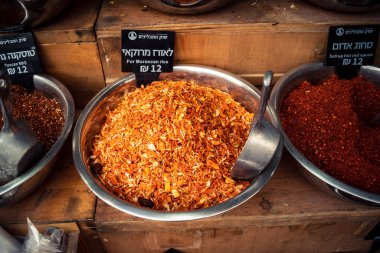 Kudüs, İsrail - 17 Şubat 2026 Mahane Yehuda Pazarı 'nda geleneksel baharatların keşfi, canlı renkler, egzotik dokular ve bu ikonik kentsel konumda aşçılık mirası sergileniyor.