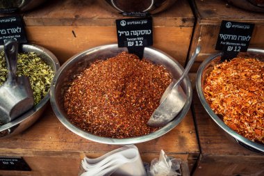 Kudüs, İsrail - 17 Şubat 2026 Mahane Yehuda Pazarı 'nda geleneksel baharatların keşfi, canlı renkler, egzotik dokular ve bu ikonik kentsel konumda aşçılık mirası sergileniyor.