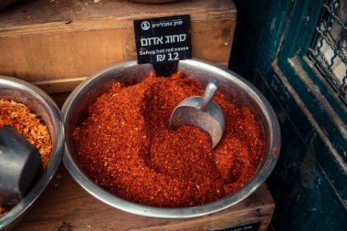 Kudüs, İsrail - 17 Şubat 2026 Mahane Yehuda Pazarı 'nda geleneksel baharatların keşfi, canlı renkler, egzotik dokular ve bu ikonik kentsel konumda aşçılık mirası sergileniyor.