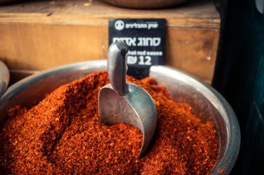 Kudüs, İsrail - 17 Şubat 2026 Mahane Yehuda Pazarı 'nda geleneksel baharatların keşfi, canlı renkler, egzotik dokular ve bu ikonik kentsel konumda aşçılık mirası sergileniyor.