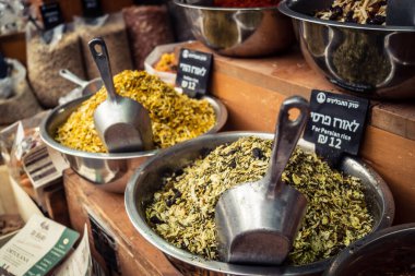 Kudüs, İsrail - 17 Şubat 2026 Mahane Yehuda Pazarı 'nda geleneksel baharatların keşfi, canlı renkler, egzotik dokular ve bu ikonik kentsel konumda aşçılık mirası sergileniyor.