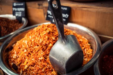 Kudüs, İsrail - 17 Şubat 2026 Mahane Yehuda Pazarı 'nda geleneksel baharatların keşfi, canlı renkler, egzotik dokular ve bu ikonik kentsel konumda aşçılık mirası sergileniyor.