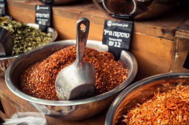 Kudüs, İsrail - 17 Şubat 2026 Mahane Yehuda Pazarı 'nda geleneksel baharatların keşfi, canlı renkler, egzotik dokular ve bu ikonik kentsel konumda aşçılık mirası sergileniyor.