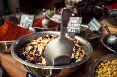 Kudüs, İsrail - 17 Şubat 2026 Mahane Yehuda Pazarı 'nda geleneksel baharatların keşfi, canlı renkler, egzotik dokular ve bu ikonik kentsel konumda aşçılık mirası sergileniyor.