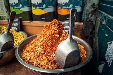 Kudüs, İsrail - 17 Şubat 2026 Mahane Yehuda Pazarı 'nda geleneksel baharatların keşfi, canlı renkler, egzotik dokular ve bu ikonik kentsel konumda aşçılık mirası sergileniyor.