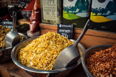 Kudüs, İsrail - 17 Şubat 2026 Mahane Yehuda Pazarı 'nda geleneksel baharatların keşfi, canlı renkler, egzotik dokular ve bu ikonik kentsel konumda aşçılık mirası sergileniyor.