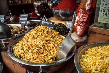 Kudüs, İsrail - 17 Şubat 2026 Mahane Yehuda Pazarı 'nda geleneksel baharatların keşfi, canlı renkler, egzotik dokular ve bu ikonik kentsel konumda aşçılık mirası sergileniyor.