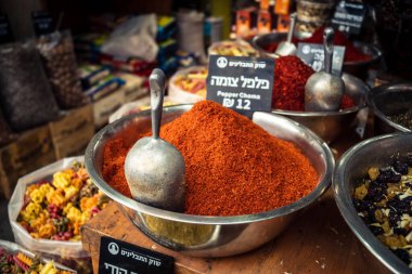 Kudüs, İsrail - 17 Şubat 2026 Mahane Yehuda Pazarı 'nda geleneksel baharatların keşfi, canlı renkler, egzotik dokular ve bu ikonik kentsel konumda aşçılık mirası sergileniyor.