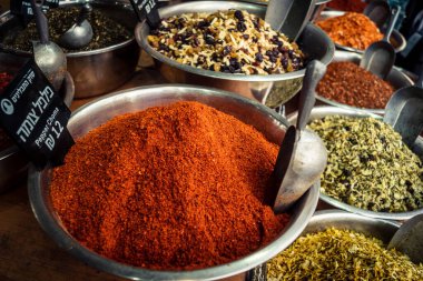 Kudüs, İsrail - 17 Şubat 2026 Mahane Yehuda Pazarı 'nda geleneksel baharatların keşfi, canlı renkler, egzotik dokular ve bu ikonik kentsel konumda aşçılık mirası sergileniyor.