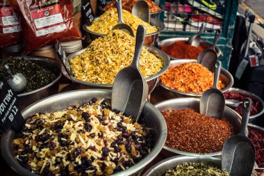 Kudüs, İsrail - 17 Şubat 2026 Mahane Yehuda Pazarı 'nda geleneksel baharatların keşfi, canlı renkler, egzotik dokular ve bu ikonik kentsel konumda aşçılık mirası sergileniyor.