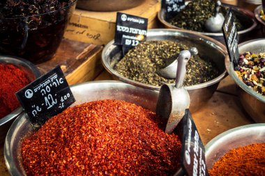 Kudüs, İsrail - 17 Şubat 2026 Mahane Yehuda Pazarı 'nda geleneksel baharatların keşfi, canlı renkler, egzotik dokular ve bu ikonik kentsel konumda aşçılık mirası sergileniyor.