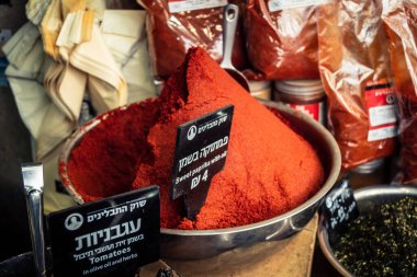 Kudüs, İsrail - 17 Şubat 2026 Mahane Yehuda Pazarı 'nda geleneksel baharatların keşfi, canlı renkler, egzotik dokular ve bu ikonik kentsel konumda aşçılık mirası sergileniyor.