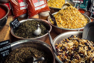 Kudüs, İsrail - 17 Şubat 2026 Mahane Yehuda Pazarı 'nda geleneksel baharatların keşfi, canlı renkler, egzotik dokular ve bu ikonik kentsel konumda aşçılık mirası sergileniyor.