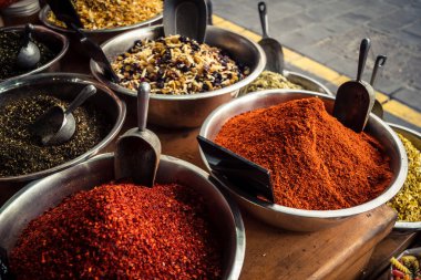 Kudüs, İsrail - 17 Şubat 2026 Mahane Yehuda Pazarı 'nda geleneksel baharatların keşfi, canlı renkler, egzotik dokular ve bu ikonik kentsel konumda aşçılık mirası sergileniyor.