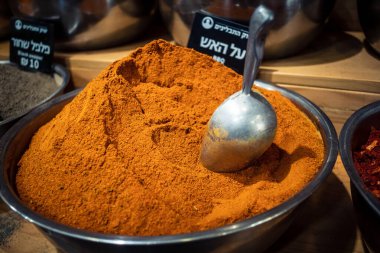 Kudüs, İsrail - 17 Şubat 2026 Mahane Yehuda Pazarı 'nda geleneksel baharatların keşfi, canlı renkler, egzotik dokular ve bu ikonik kentsel konumda aşçılık mirası sergileniyor.