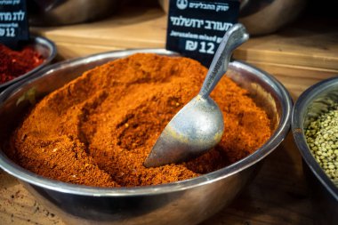 Kudüs, İsrail - 17 Şubat 2026 Mahane Yehuda Pazarı 'nda geleneksel baharatların keşfi, canlı renkler, egzotik dokular ve bu ikonik kentsel konumda aşçılık mirası sergileniyor.