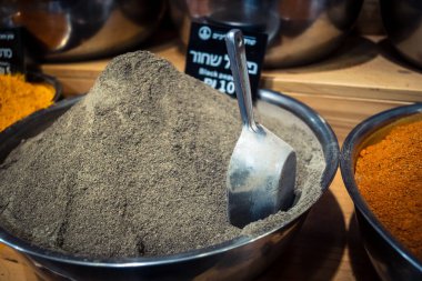 Kudüs, İsrail - 17 Şubat 2026 Mahane Yehuda Pazarı 'nda geleneksel baharatların keşfi, canlı renkler, egzotik dokular ve bu ikonik kentsel konumda aşçılık mirası sergileniyor.