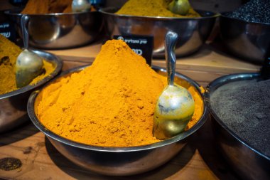 Kudüs, İsrail - 17 Şubat 2026 Mahane Yehuda Pazarı 'nda geleneksel baharatların keşfi, canlı renkler, egzotik dokular ve bu ikonik kentsel konumda aşçılık mirası sergileniyor.