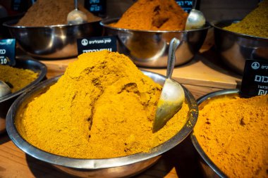 Kudüs, İsrail - 17 Şubat 2026 Mahane Yehuda Pazarı 'nda geleneksel baharatların keşfi, canlı renkler, egzotik dokular ve bu ikonik kentsel konumda aşçılık mirası sergileniyor.