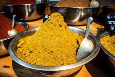 Kudüs, İsrail - 17 Şubat 2026 Mahane Yehuda Pazarı 'nda geleneksel baharatların keşfi, canlı renkler, egzotik dokular ve bu ikonik kentsel konumda aşçılık mirası sergileniyor.