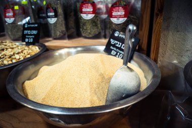 Kudüs, İsrail - 17 Şubat 2026 Mahane Yehuda Pazarı 'nda geleneksel baharatların keşfi, canlı renkler, egzotik dokular ve bu ikonik kentsel konumda aşçılık mirası sergileniyor.