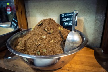 Kudüs, İsrail - 17 Şubat 2026 Mahane Yehuda Pazarı 'nda geleneksel baharatların keşfi, canlı renkler, egzotik dokular ve bu ikonik kentsel konumda aşçılık mirası sergileniyor.