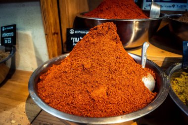 Kudüs, İsrail - 17 Şubat 2026 Mahane Yehuda Pazarı 'nda geleneksel baharatların keşfi, canlı renkler, egzotik dokular ve bu ikonik kentsel konumda aşçılık mirası sergileniyor.