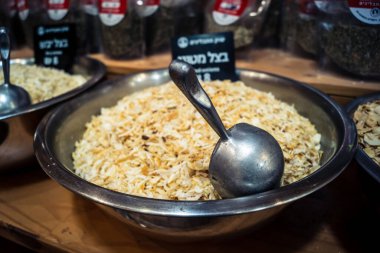 Kudüs, İsrail - 17 Şubat 2026 Mahane Yehuda Pazarı 'nda geleneksel baharatların keşfi, canlı renkler, egzotik dokular ve bu ikonik kentsel konumda aşçılık mirası sergileniyor.