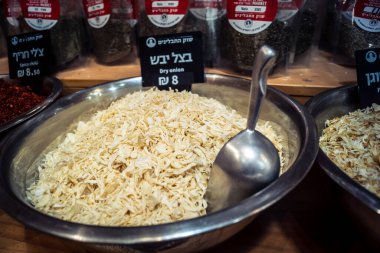 Kudüs, İsrail - 17 Şubat 2026 Mahane Yehuda Pazarı 'nda geleneksel baharatların keşfi, canlı renkler, egzotik dokular ve bu ikonik kentsel konumda aşçılık mirası sergileniyor.