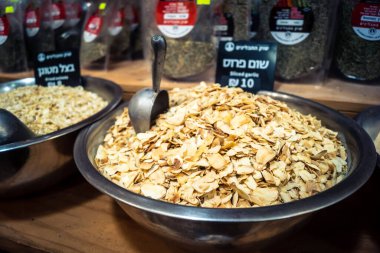 Kudüs, İsrail - 17 Şubat 2026 Mahane Yehuda Pazarı 'nda geleneksel baharatların keşfi, canlı renkler, egzotik dokular ve bu ikonik kentsel konumda aşçılık mirası sergileniyor.