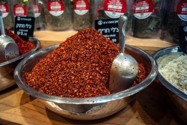 Kudüs, İsrail - 17 Şubat 2026 Mahane Yehuda Pazarı 'nda geleneksel baharatların keşfi, canlı renkler, egzotik dokular ve bu ikonik kentsel konumda aşçılık mirası sergileniyor.