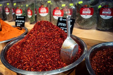 Kudüs, İsrail - 17 Şubat 2026 Mahane Yehuda Pazarı 'nda geleneksel baharatların keşfi, canlı renkler, egzotik dokular ve bu ikonik kentsel konumda aşçılık mirası sergileniyor.