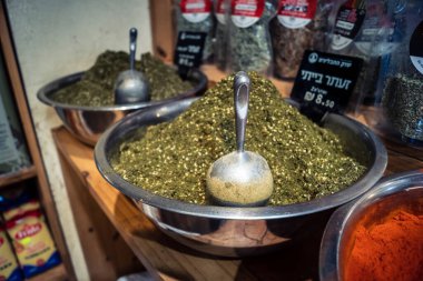 Kudüs, İsrail - 17 Şubat 2026 Mahane Yehuda Pazarı 'nda geleneksel baharatların keşfi, canlı renkler, egzotik dokular ve bu ikonik kentsel konumda aşçılık mirası sergileniyor.