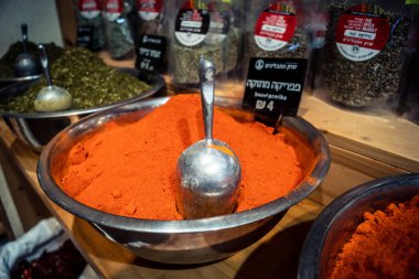 Kudüs, İsrail - 17 Şubat 2026 Mahane Yehuda Pazarı 'nda geleneksel baharatların keşfi, canlı renkler, egzotik dokular ve bu ikonik kentsel konumda aşçılık mirası sergileniyor.