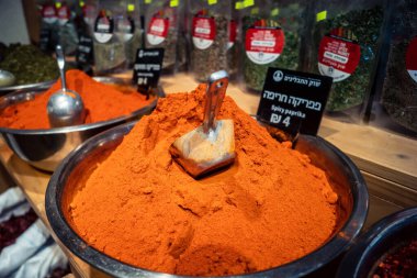 Kudüs, İsrail - 17 Şubat 2026 Mahane Yehuda Pazarı 'nda geleneksel baharatların keşfi, canlı renkler, egzotik dokular ve bu ikonik kentsel konumda aşçılık mirası sergileniyor.